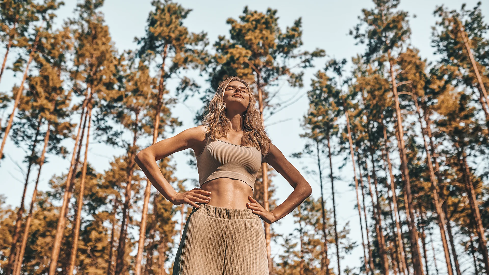 kobieta w lesie podczas zajęć yogi